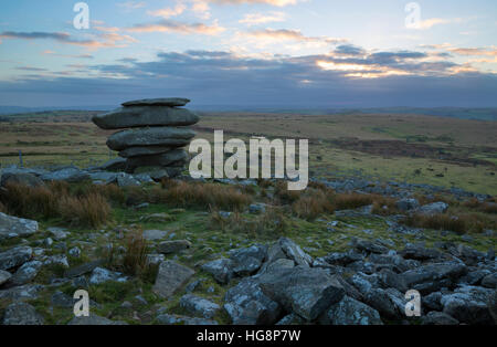 Coucher de soleil sur le célèbre Cheesewring sur Bodmin Moor Banque D'Images