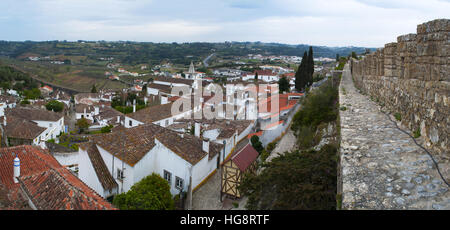 Portugal : le château et les murs d'Obidos avec vue sur les toits d'un palais de la Vieille Ville Banque D'Images