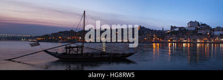 Le Portugal, l'Europe : après le coucher du soleil et la nuit, les toits de la vieille ville de Porto, avec vue sur le fleuve Douro Banque D'Images