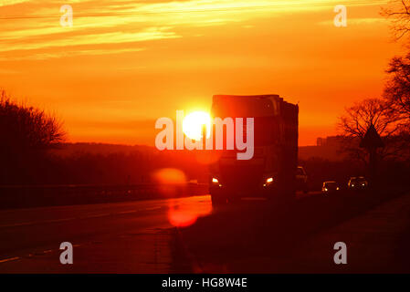 Camion voyageant au coucher du soleil sur l'A64 à deux voies york yorkshire royaume uni Banque D'Images