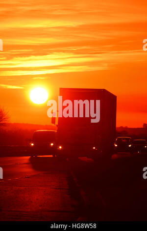 Camion voyageant au coucher du soleil sur l'A64 à deux voies york yorkshire royaume uni Banque D'Images