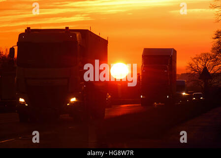 Camion voyageant au coucher du soleil sur l'A64 à deux voies york yorkshire royaume uni Banque D'Images