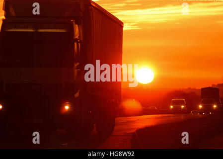 Camion voyageant au coucher du soleil sur l'A64 à deux voies york yorkshire royaume uni Banque D'Images