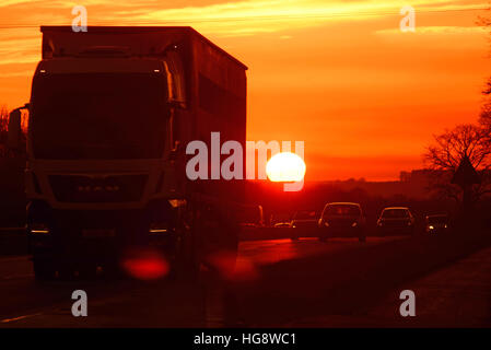 Camion voyageant au coucher du soleil sur l'A64 à deux voies york yorkshire royaume uni Banque D'Images