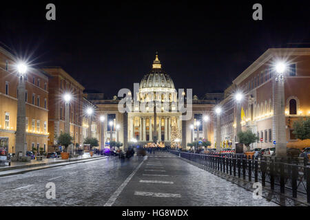 Rome, Italie - 1 janvier 2017 : Via della Conciliazione, la route en face de la Place Saint Pierre, décorée pour Noël avec l'arbre et la crèche. Banque D'Images