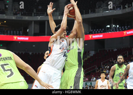 Pasay City, Philippines. 06 Jan, 2017. Jonathan Gray de Meralco essaie de conduire contre Billy Mamaril Globalport de. © Dennis Jerome Acosta/Pacific Press/Alamy Live News Banque D'Images