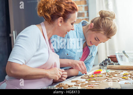 Mère et fille making Christmas Cookies in kitchen Banque D'Images