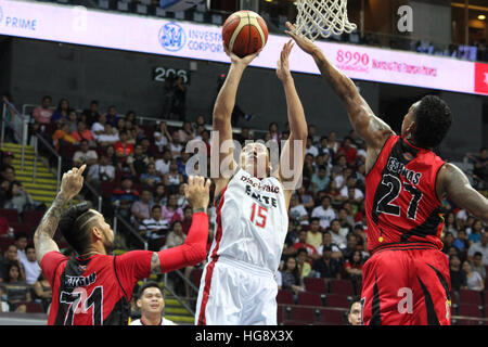 Pasay City, Philippines. 06 Jan, 2017. Sena James de pousses de Blackwater sur Gabby Espinas et Ronald Tubid de San Miguel © Dennis Jerome Acosta/Pacific Press/Alamy Live News Banque D'Images