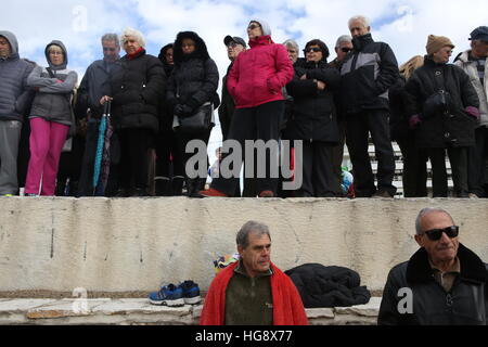 Athènes, Grèce. 06 Jan, 2017. La célébration de l'Épiphanie, en Grèce. L'Épiphanie est une fête chrétienne célébrée dans le monde le 6 janvier de chaque année. Il commémore deux événements consignés dans la Bible : les trois sages de la visite de l'enfant Jésus ; et le baptême de Jésus.Le prêtre pendant la célébration jette une croix dans l'eau, plusieurs nageurs vont plonger pour tenter de récupérer la croix, le gagnant sera béni tout au long de l'année. © George/Vitsaras Pacific Press/Alamy Live News Banque D'Images