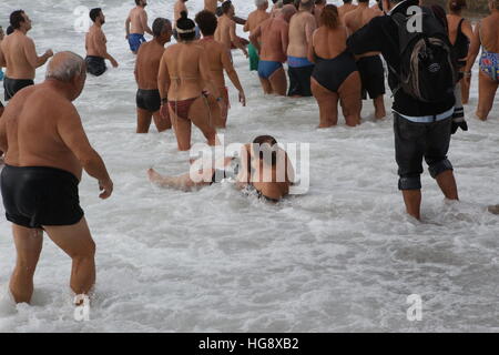 Athènes, Grèce. 06 Jan, 2017. La célébration de l'Épiphanie, en Grèce. L'Épiphanie est une fête chrétienne célébrée dans le monde le 6 janvier de chaque année. Il commémore deux événements consignés dans la Bible : les trois sages de la visite de l'enfant Jésus ; et le baptême de Jésus.Le prêtre pendant la célébration jette une croix dans l'eau, plusieurs nageurs vont plonger pour tenter de récupérer la croix, le gagnant sera béni tout au long de l'année. © George/Vitsaras Pacific Press/Alamy Live News Banque D'Images