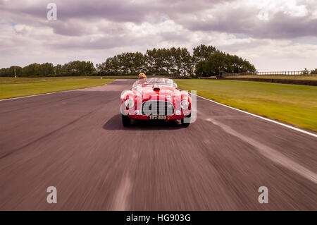 Sally Mason-Styrron, conduire son 1950 Ferrari 166 Barchetta autour du circuit à Goodwood Banque D'Images