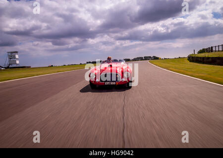 Sally Mason-Styrron, conduire son 1950 Ferrari 166 Barchetta autour du circuit à Goodwood Banque D'Images