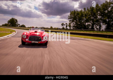 Sally Mason-Styrron, conduire son 1950 Ferrari 166 Barchetta autour du circuit à Goodwood Banque D'Images