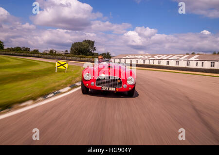 Sally Mason-Styrron, conduire son 1950 Ferrari 166 Barchetta autour du circuit à Goodwood Banque D'Images