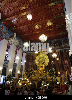 La principale statue de Bouddha dans la salle de prière de Wat Chana Songkram. Banque D'Images