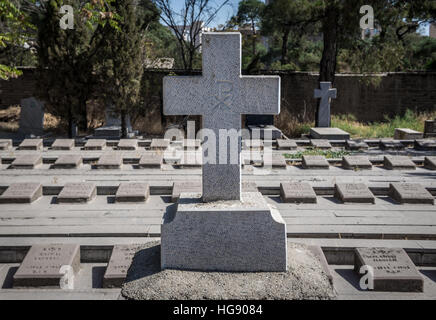 Tombes sur partie polonaise de Doulab cimetière à Téhéran, principale et la plus grande place de l'enterrement de réfugiés polonais en Iran en période de WW2 Banque D'Images