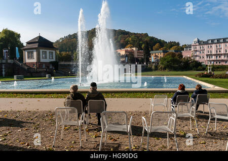 Les visiteurs de Bad Kissingen profitant du soleil dans le Rosengarten, Bavière en Allemagne. Banque D'Images