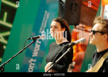 Chanteuse et guitariste masculin lors du Festival Fringe d'Jalonnages sur la lande Sheffield 2014 Banque D'Images