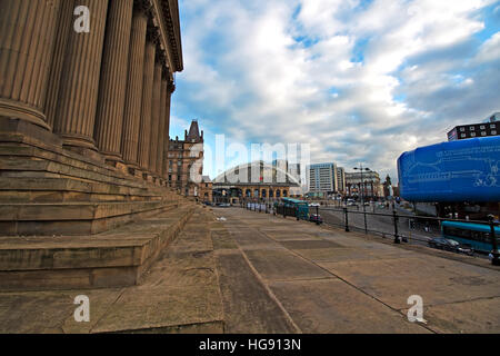 Vue de la gare Lime Street et St Georges Hall Liverpool UK Banque D'Images