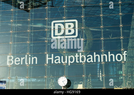 Le logo de la Deutsche Bahn AG (Compagnie des chemins de fer allemands) à la Berlin Hauptbahnhof (gare centrale) à Berlin Banque D'Images