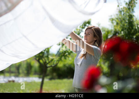 Blanchisserie femme de raccrocher Banque D'Images