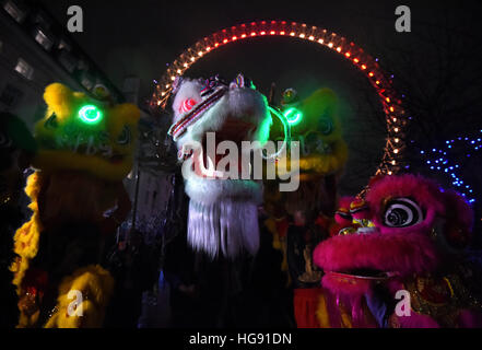 Les gens dansent en costumes Dragon chinois lors du lancement de la fête du Nouvel An chinois 2017 au London Eye. Banque D'Images