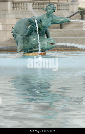 La statue avec sirène et dauphin dans la fontaine de Trafalgar Square Banque D'Images