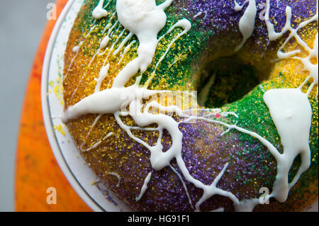 La Nouvelle Orléans king cake de près sur une table. Banque D'Images