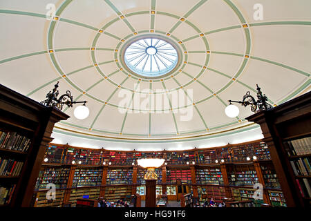 L'intérieur de la salle de lecture Picton Bibliothèque centrale de Liverpool. LIVERPOOL UK Banque D'Images