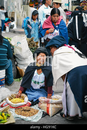 Femme vendant des autochtones dans le marché d'Otavalo hominy mote en Equateur Banque D'Images