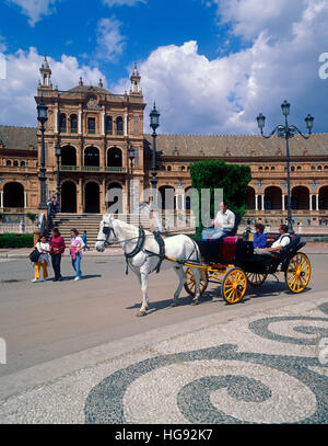 Les touristes en calèche à la Plaza de España, Séville, Andalousie, Espagne Banque D'Images