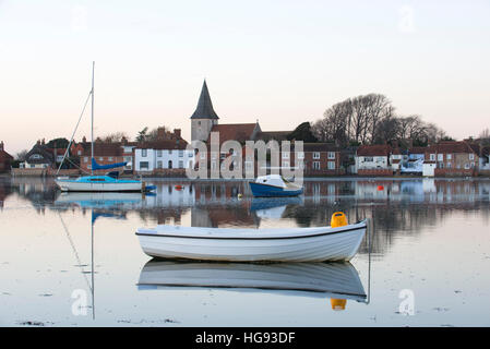 Un coucher de soleil sur le port à Bosham village de lumière tamisée, West Sussex, UK Banque D'Images