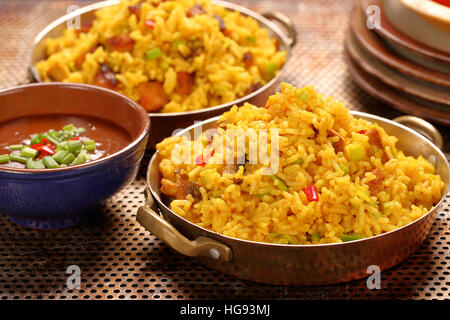 Poulet avec riz basmati frit dans une casserole inoxydable Banque D'Images