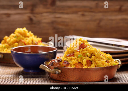 Poulet avec riz basmati frit dans une casserole inoxydable, avec l'espace vide pour le texte Banque D'Images