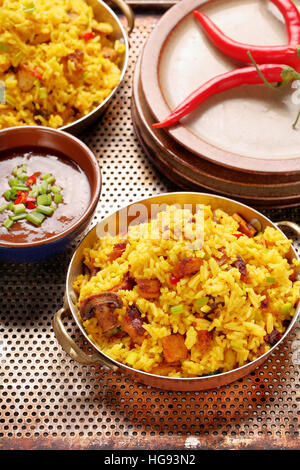 Poulet avec riz basmati frit dans une casserole inoxydable Banque D'Images