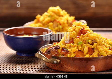 Poulet avec riz basmati frit dans une casserole inoxydable Banque D'Images