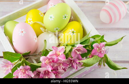 Les oeufs de Pâques peints et Japonais fleurs violettes Banque D'Images
