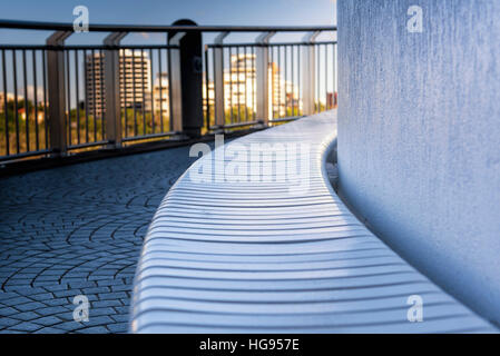 Le long du fleuve de Brisbane, Rue de l'Aigle dans l'après-midi avec l'ensemble des bâtiments de l'ombre au soleil de la rivière. Banque D'Images