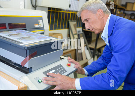 La mise en place de l'homme machine à photocopier Banque D'Images