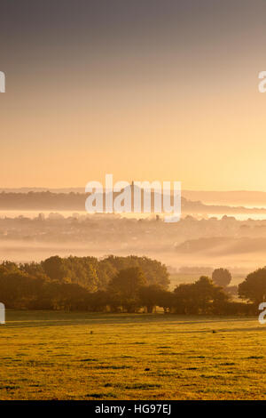 Un lever tôt le matin et brouillard rempli les creux autour de Tor de Glastonbury dans le Somerset, England, UK Banque D'Images