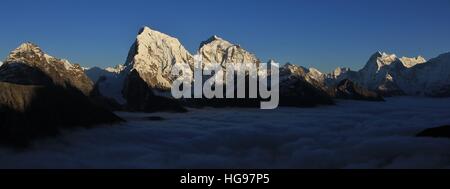 Sur une montagne le Cholatse, Taboche et Thamserku. Les hauts sommets de l'Himalaya. Banque D'Images