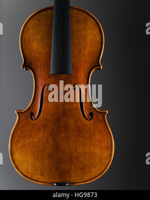 Instrument de musique, un violon sur fond blanc - fond gris. Banque D'Images