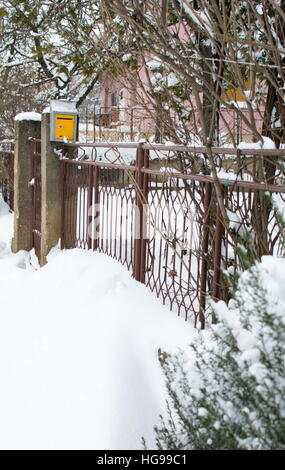 Transport de la neige en face d'une maison. Scène d'hiver Banque D'Images