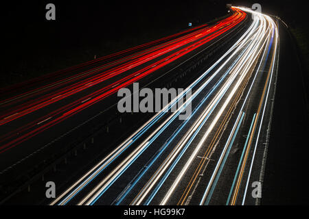 Location de light trails sur l'autoroute M40 dans la nuit. Oxfordshire, Angleterre Banque D'Images