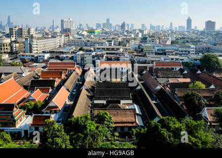 Les bâtiments modernes et traditionnels sur les toits de Bangkok Banque D'Images