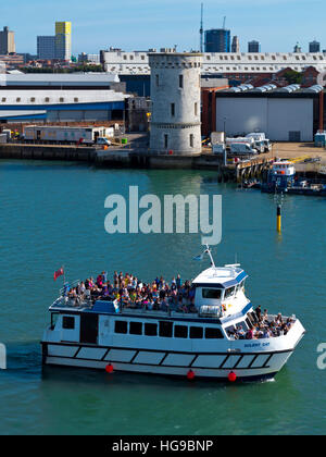 Solent Cat bateau à passagers exploités par Solent et Wightline croisières dans le port de Portsmouth England UK Banque D'Images