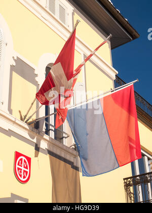 Monte Bré, Suisse - le 22 février. 2015 : paysage d'hiver de Monte Brè. Vue de la façade du restaurant soleil sommet avec drapeaux exposés à SWI Banque D'Images