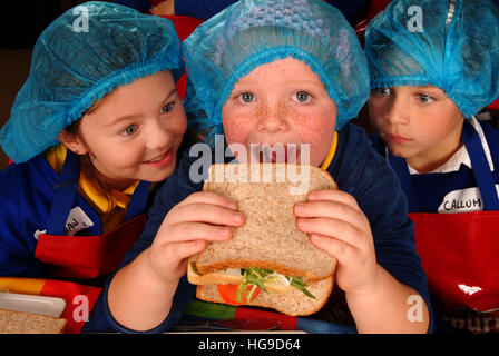 Warburton's sandwich sain atelier avec les enfants de l'école junior litchard, bridgend, mid glamorgan, Pays de Galles. Banque D'Images