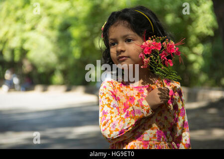 Close-up of little Indian girl with flowers Banque D'Images