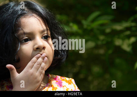 Petite fille indienne avec une expression innocente Banque D'Images